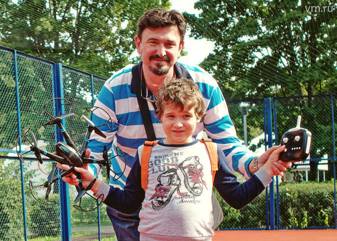 Москвичей научили запускать дроны последнего поколения на семейном фестивале