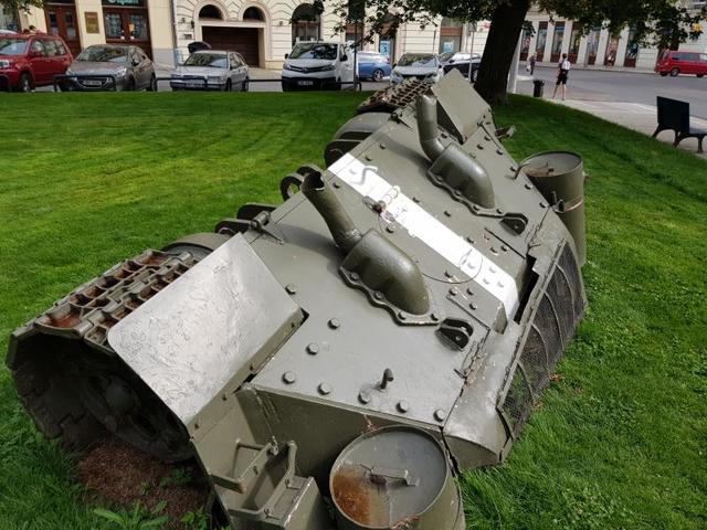 А танк... От него сейчас осталась только часть — покрашена в зеленый, лежит на травке в Смихове, известном историческом районе / Игорь Воеводин