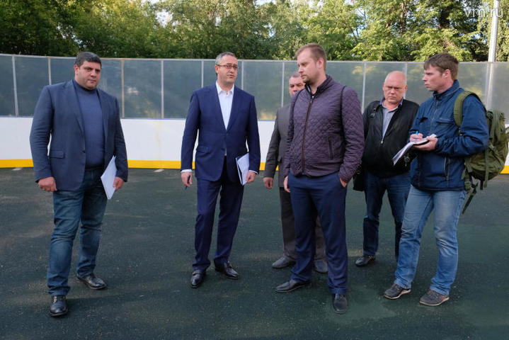Председатель Московской городской думы Алексей Шапошников проверил работы по строительству открытого катка в Лазоревом проезде в районе Свиблово / Максим Аносов, «Вечерняя Москва»