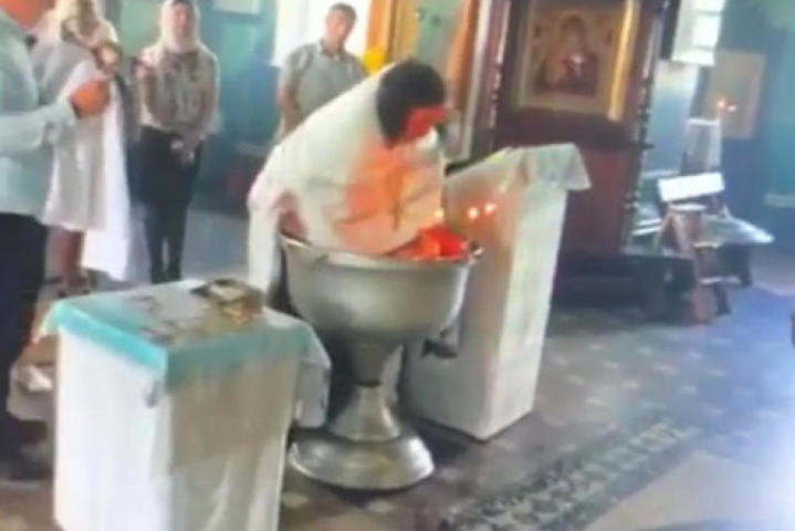 Священник в храме — главный / Скриншот с видео (https://www.youtube.com/watch?v=3Ev7YwKqaC0)