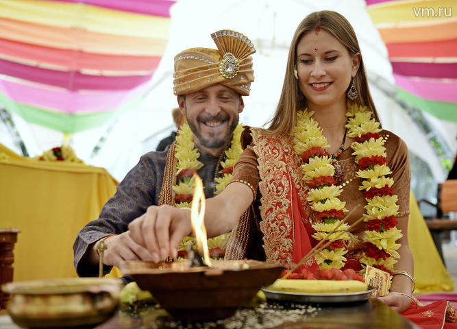 Большая индийская свадьба: москвичи поженились по ведическому обряду
