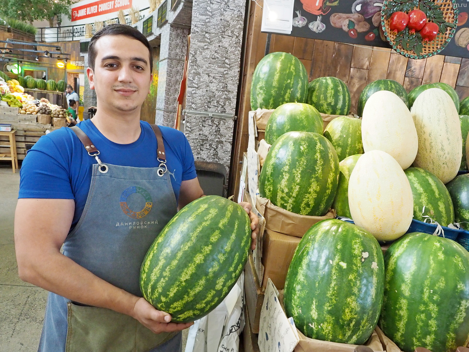 Продавец арбузов Орхан Валиев (на фото) описал, как должен выглядеть идеальный арбуз / Сергей Шахиджанян, «Вечерняя Москва»