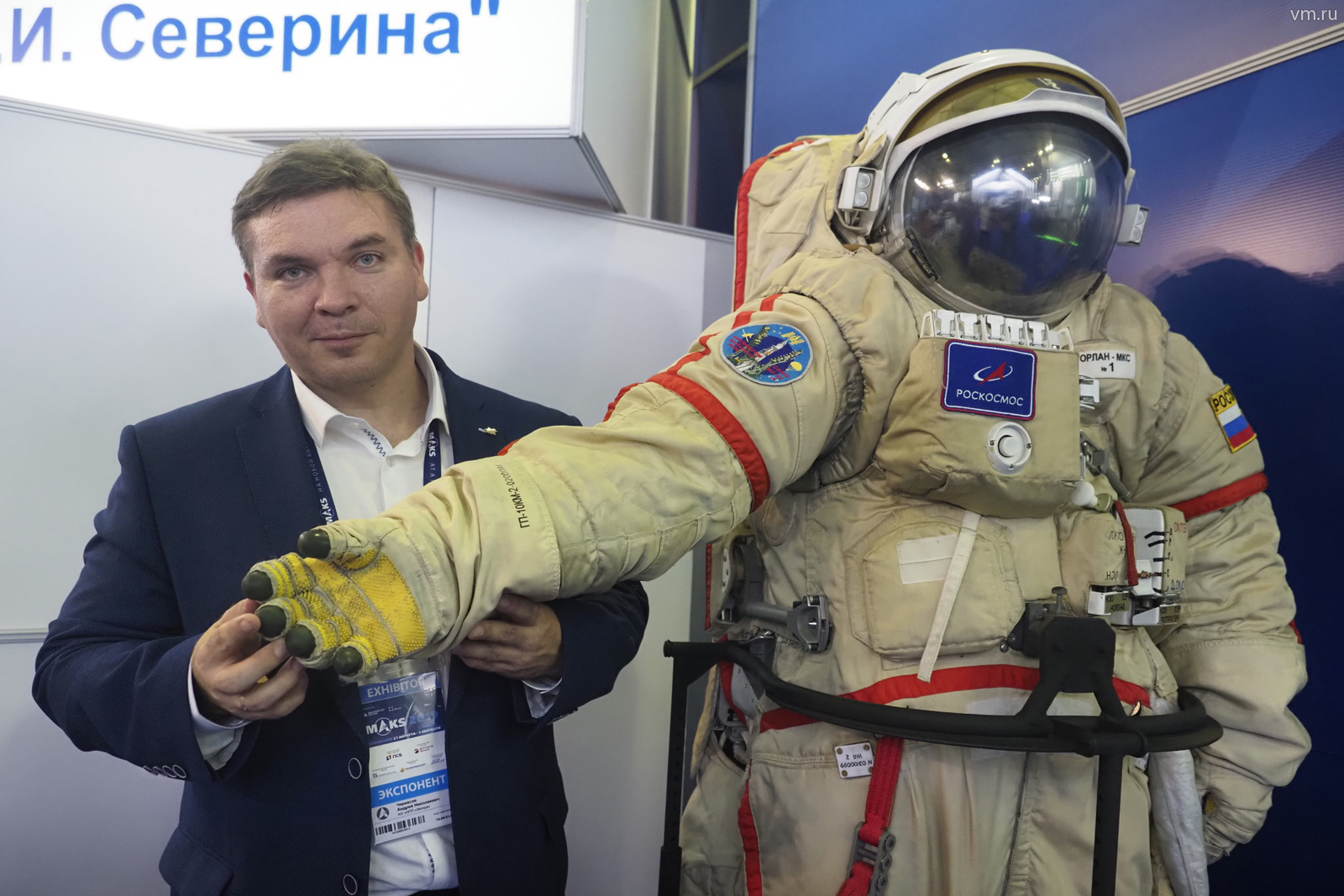 Инженер АО «НПП Звезда» Андрей Черкасов показывает обновленный компьютер скафандра Орлан-МКС / Антон Гердо, «Вечерняя Москва»